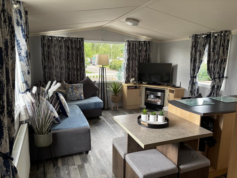 Rachel Retreat Caravan Kingfisher Court Tattershall Lake Campground/ 
RV Resort in Tattershall
