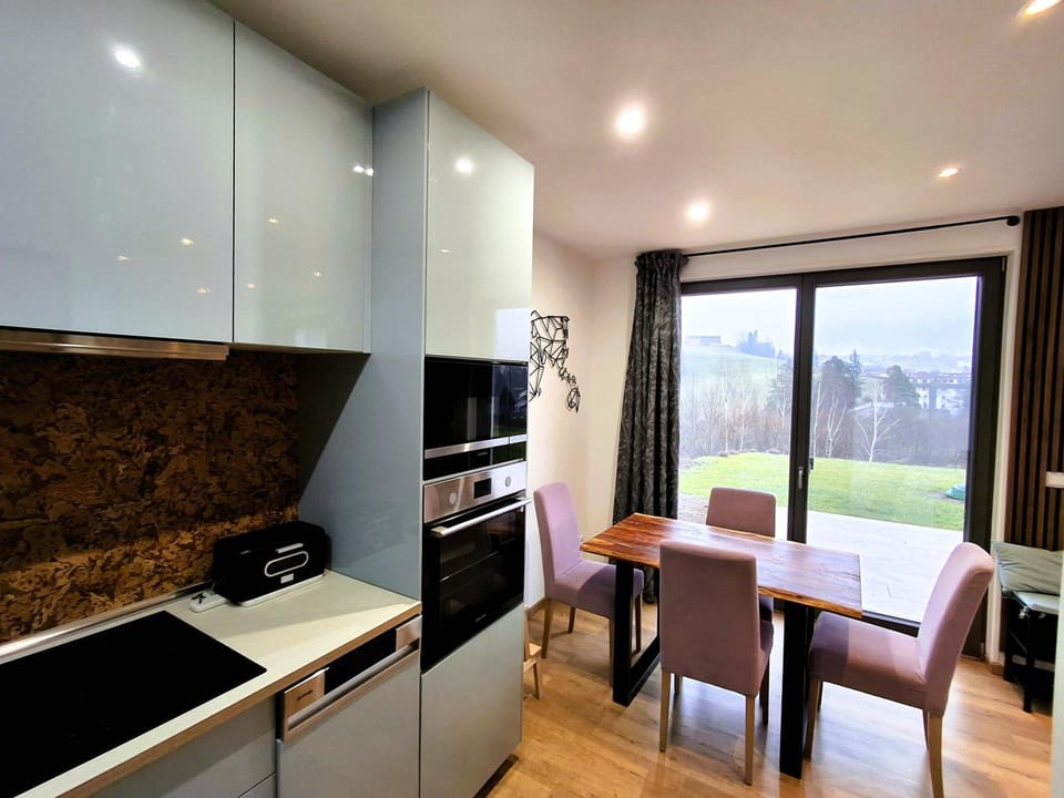 Coffee/tea facilities, Kitchen or kitchenette, Dining area, dishwasher, microwave, oven, toaster