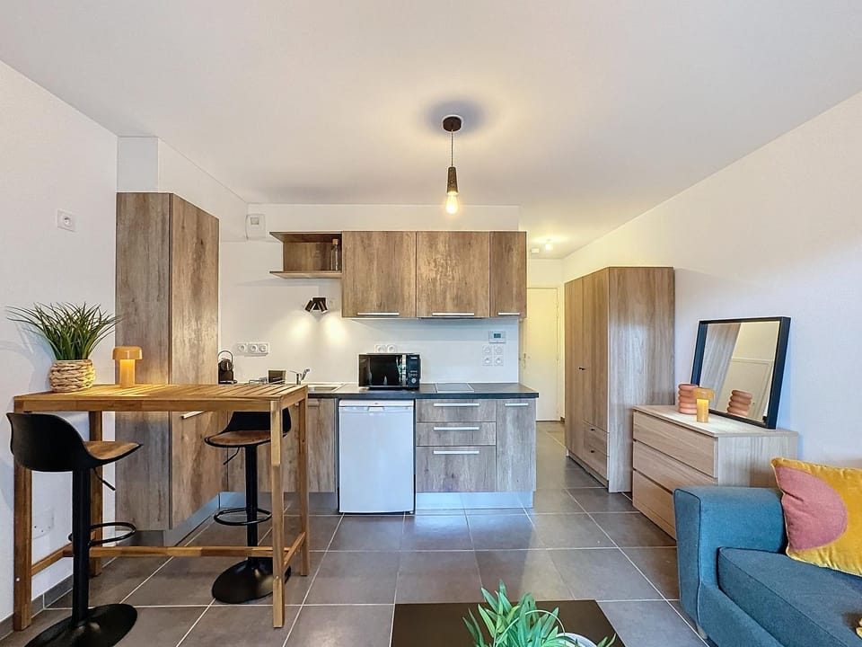 Kitchen or kitchenette, Seating area, Dining area