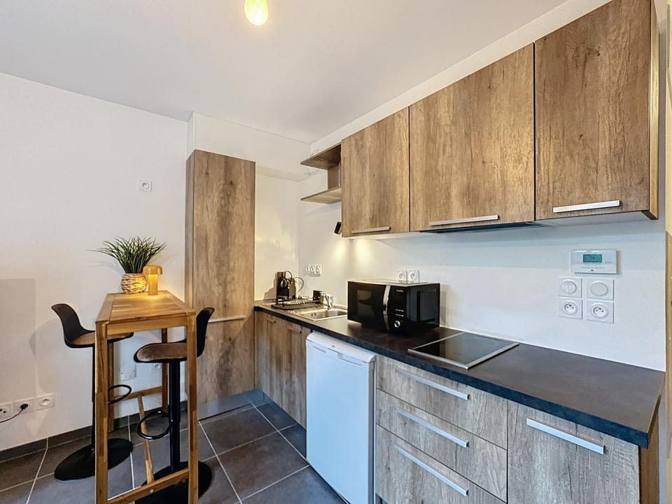 Kitchen or kitchenette, Dining area, stove