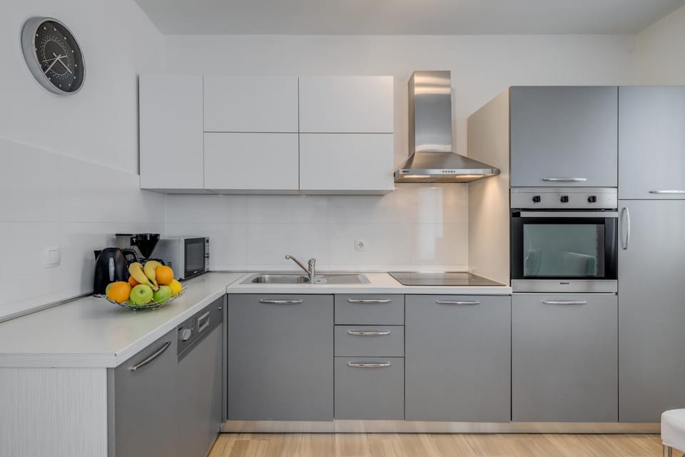 Coffee/tea facilities, dishwasher, stove, kitchen