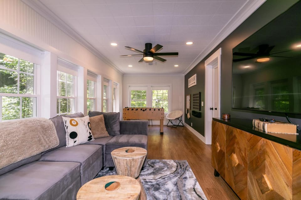 Riverside Retreat House in Watauga