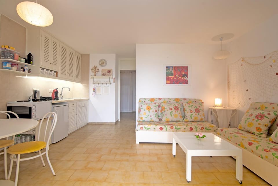 Kitchen or kitchenette, Living room, Seating area, Dining area