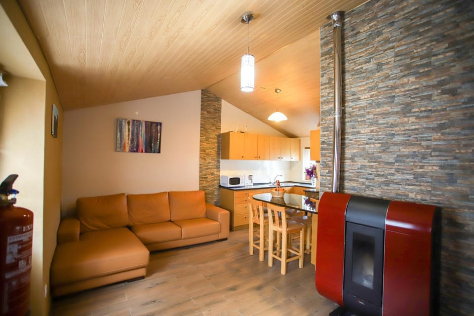 Kitchen or kitchenette, Living room, Dining area, minibar, oven, stove
