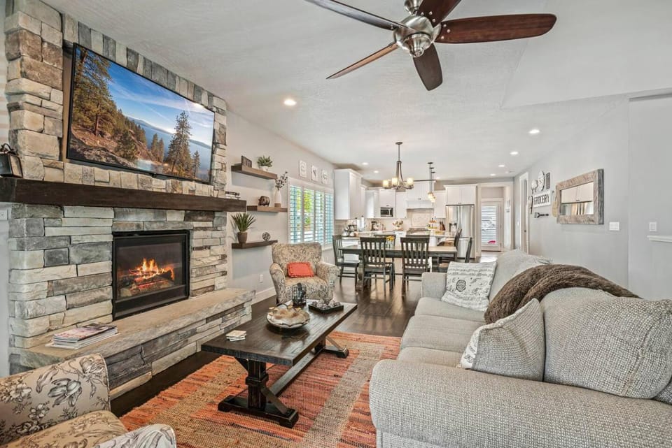 Living room, Seating area, Dining area, fireplace