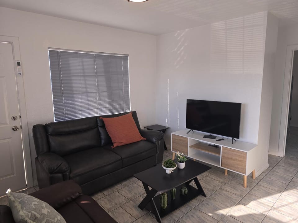 Communal lounge/ TV room, TV and multimedia, Living room, Seating area, Evening entertainment