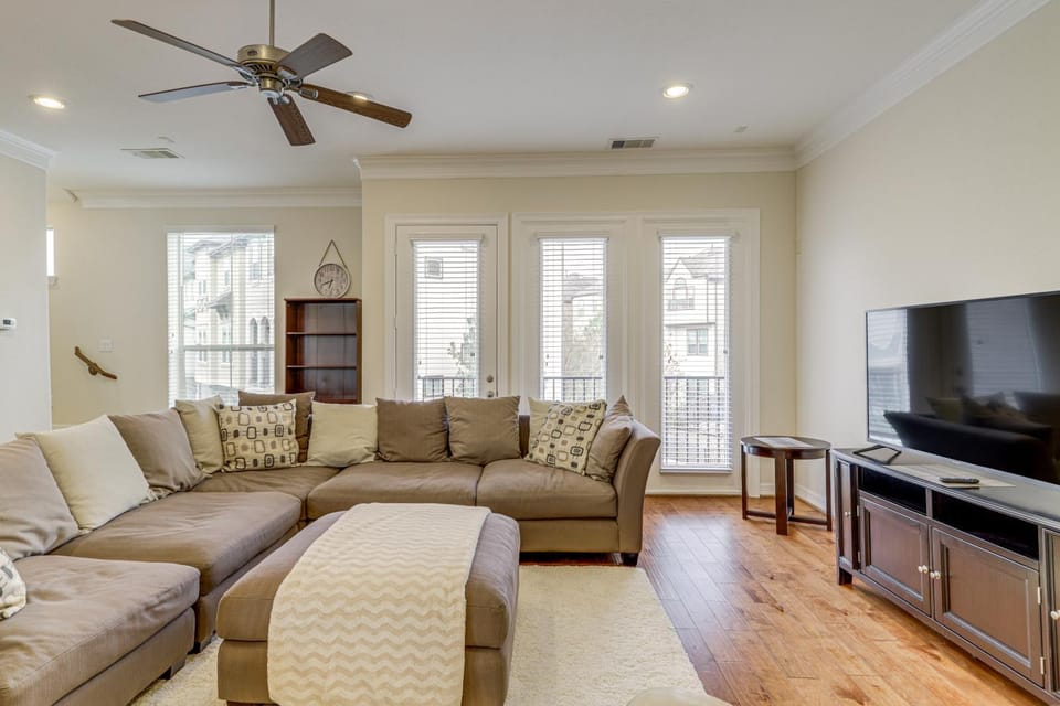 8 Mi to the Galleria: Home w/ Balcony + Yard House in Houston