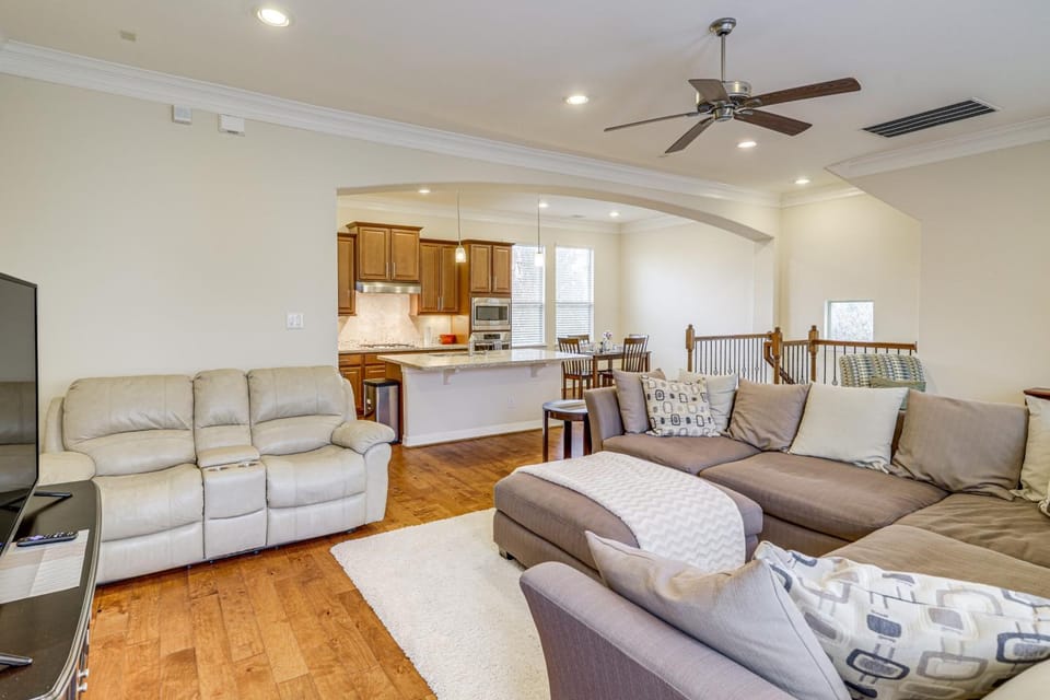 8 Mi to the Galleria: Home w/ Balcony + Yard House in Houston