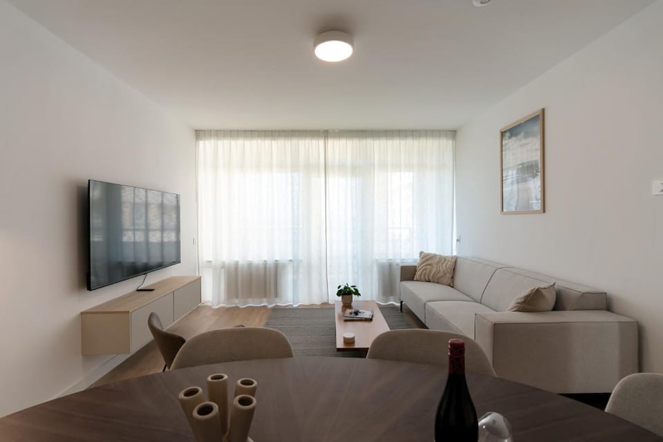 TV and multimedia, Living room, Seating area, Evening entertainment