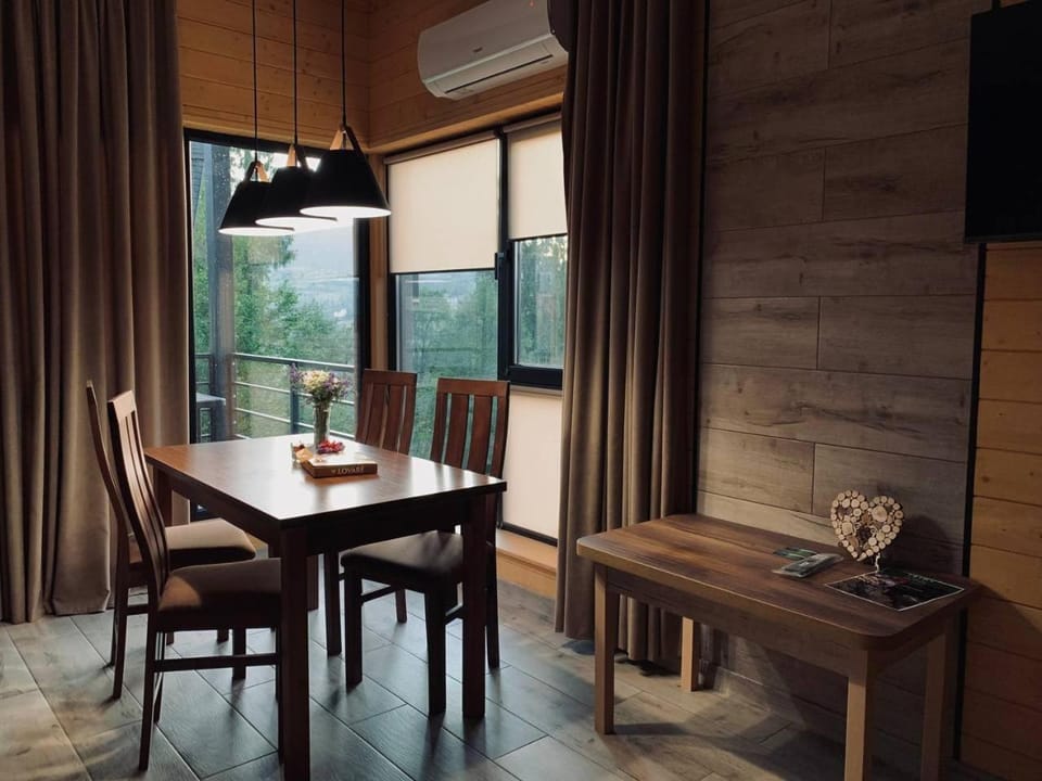 TV and multimedia, Living room, Seating area, Dining area, air conditioner