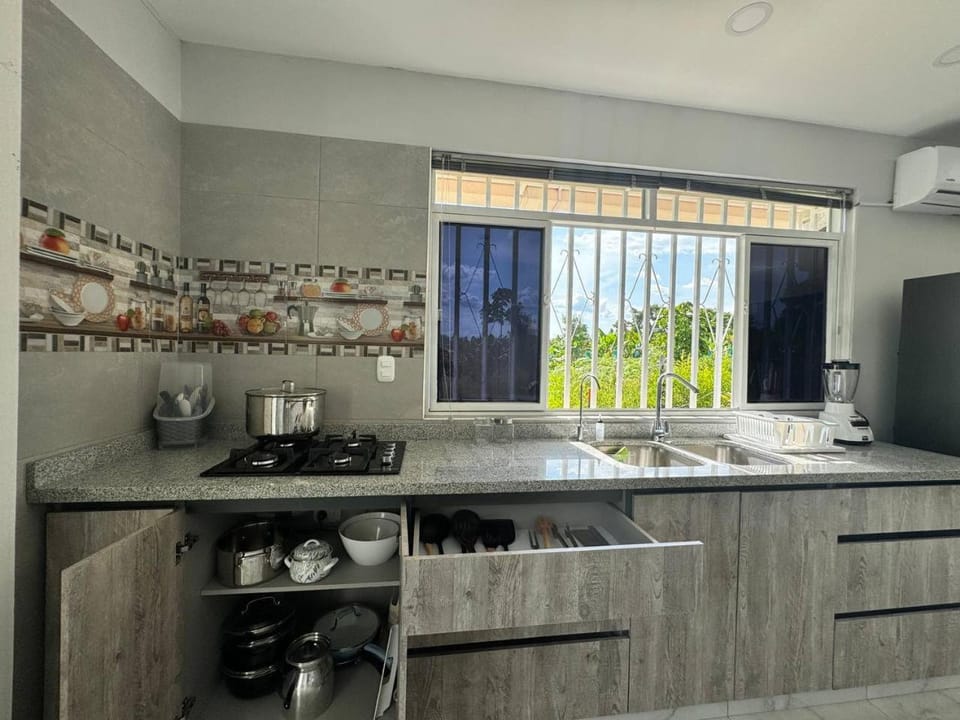 Coffee/tea facilities, Kitchen or kitchenette, stove