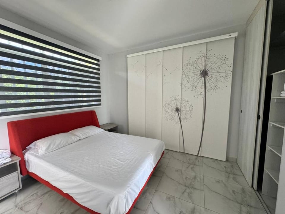 Photo of the whole room, Bedroom, wardrobe