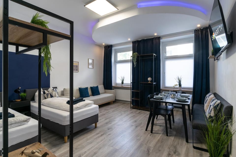 Bed, TV and multimedia, Living room, Seating area, Dining area, Bedroom