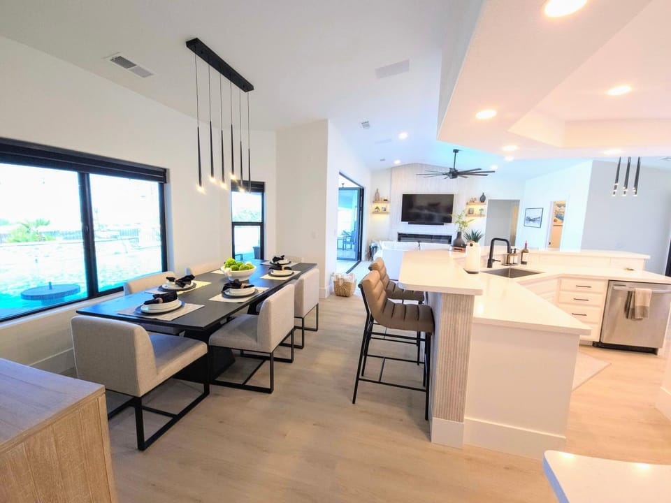 TV and multimedia, Kitchen or kitchenette, Living room, Seating area, Dining area, oven, stove