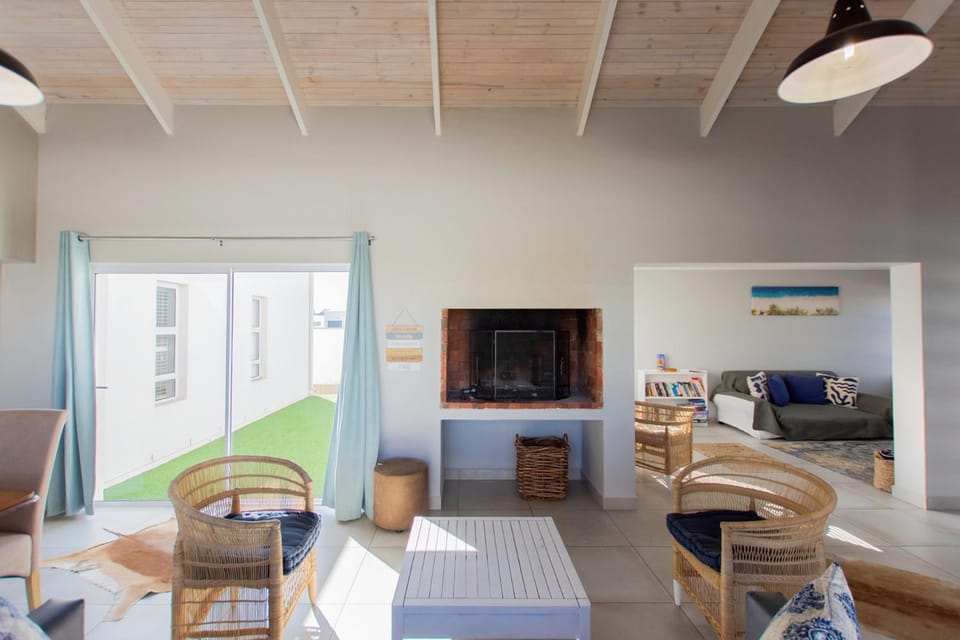 Living room, Seating area, Evening entertainment