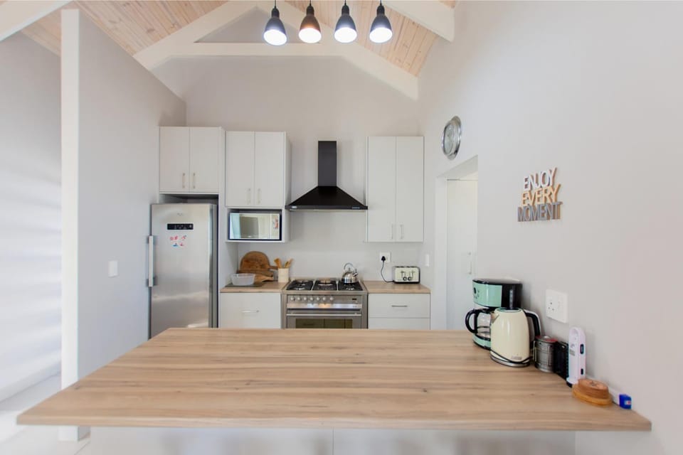 Coffee/tea facilities, Kitchen or kitchenette, oven, stove, toaster