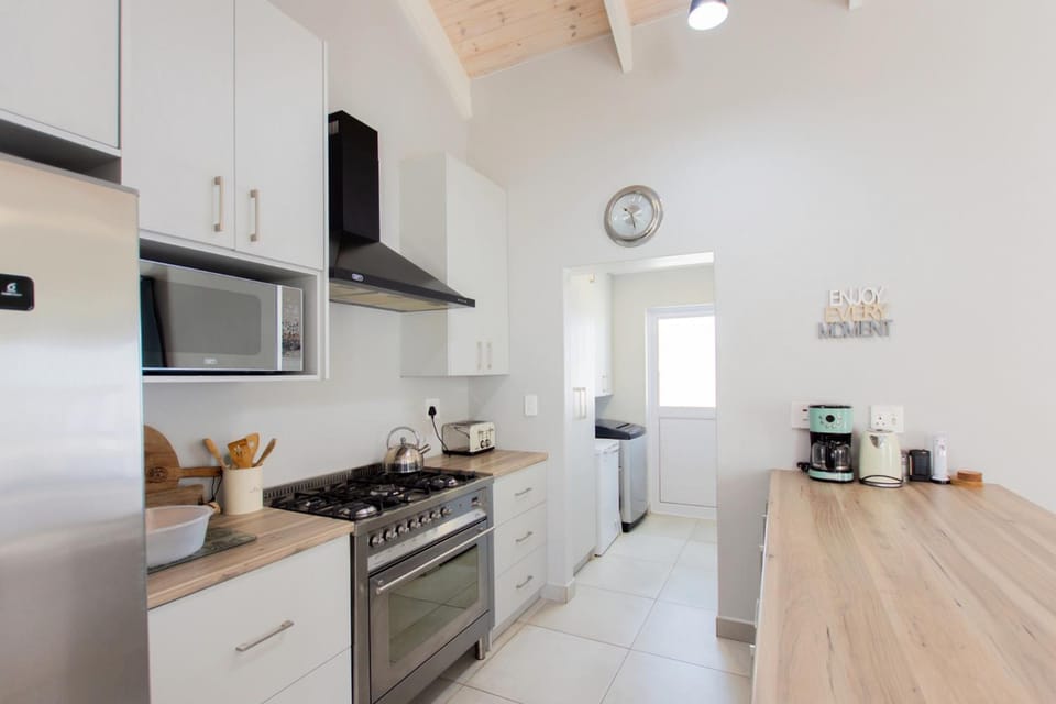 Coffee/tea facilities, Kitchen or kitchenette, dishwasher, oven, stove, toaster