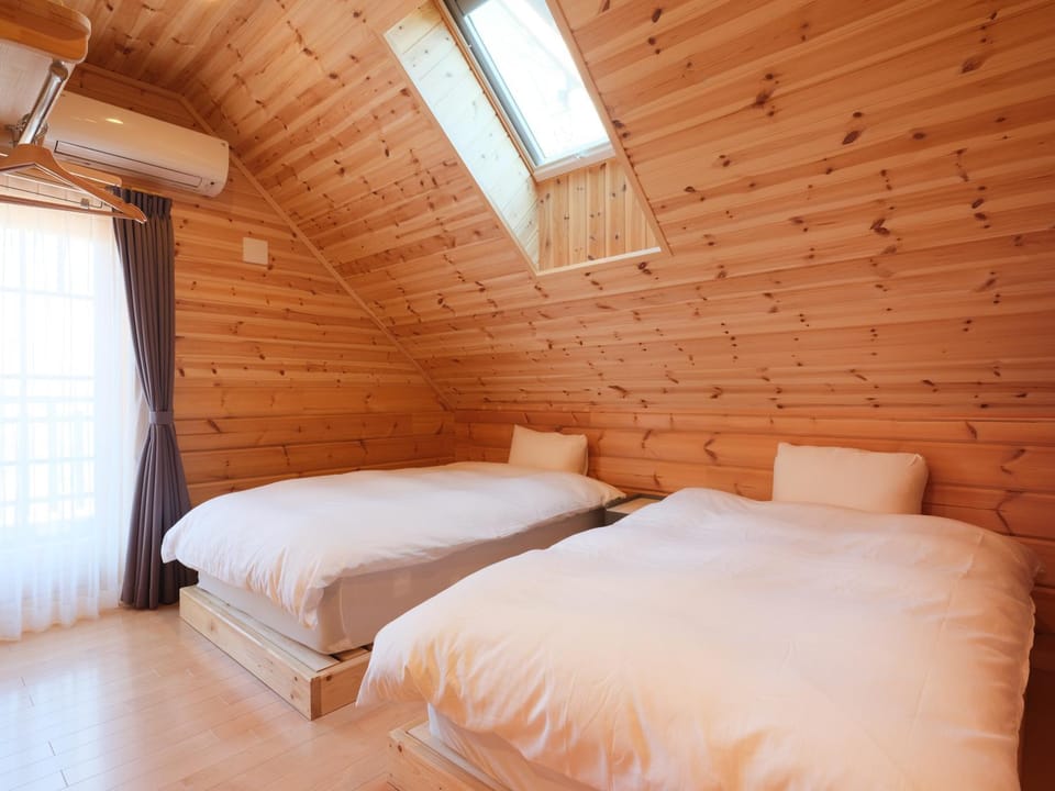 Bed, Photo of the whole room, Bedroom, air conditioner
