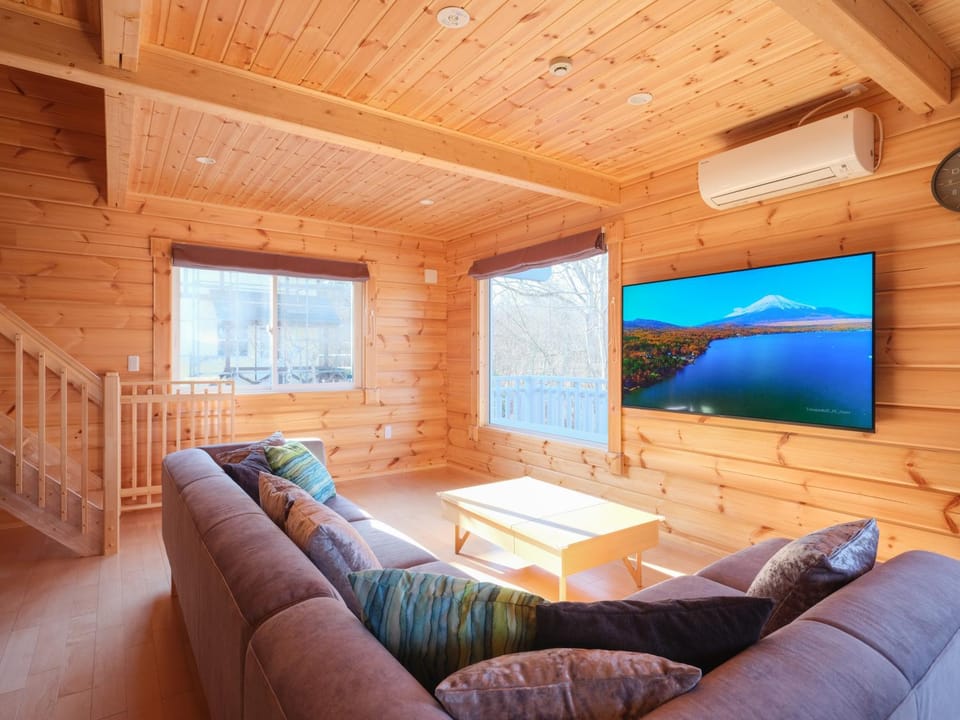Communal lounge/ TV room, TV and multimedia, Living room, Seating area, air conditioner
