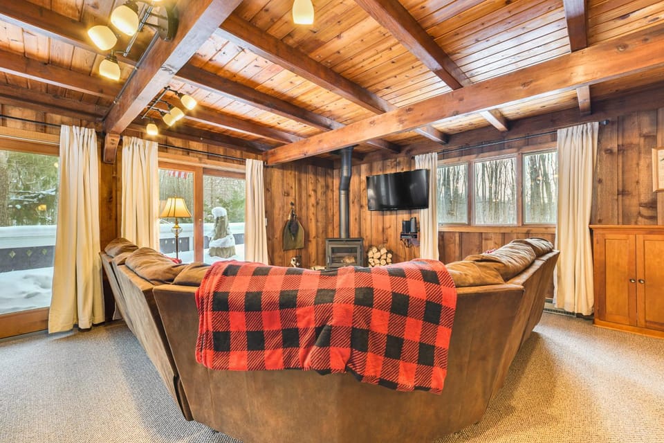 2 Mi to Schuss Mountain: Cozy Cabin w/ Deck Cabin in Michigan