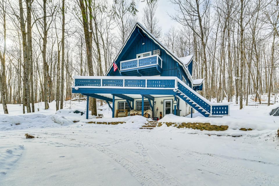 2 Mi to Schuss Mountain: Cozy Cabin w/ Deck Cabin in Michigan