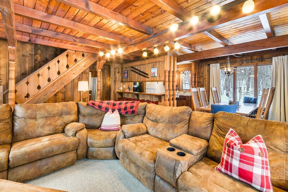 2 Mi to Schuss Mountain: Cozy Cabin w/ Deck Cabin in Michigan