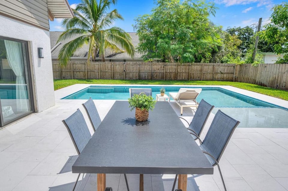 Wonderful Tropical Pool House Delray Near Ocean House in Delray Beach