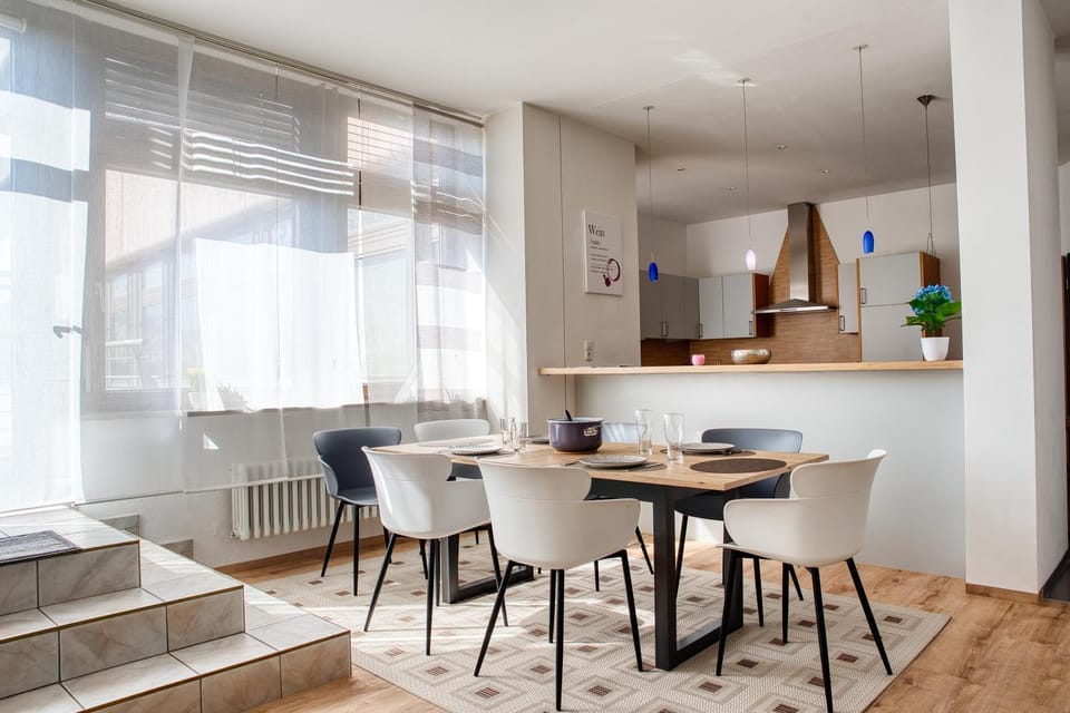 Kitchen or kitchenette, Living room, Seating area, Dining area