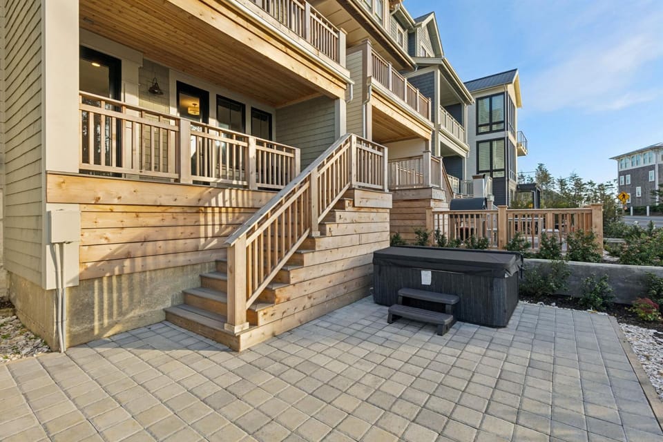 Property building, Hot Tub, Balcony/Terrace