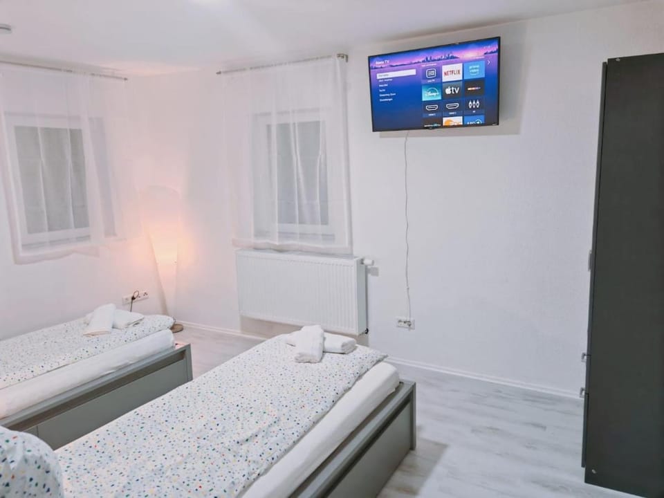 Bed, TV and multimedia, Photo of the whole room, Bedroom, towels