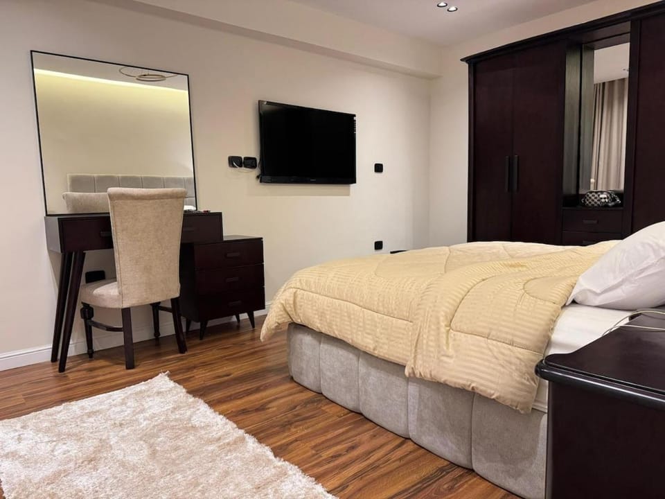 Bed, TV and multimedia, Photo of the whole room, Evening entertainment, Bedroom, hair dresser, wardrobe