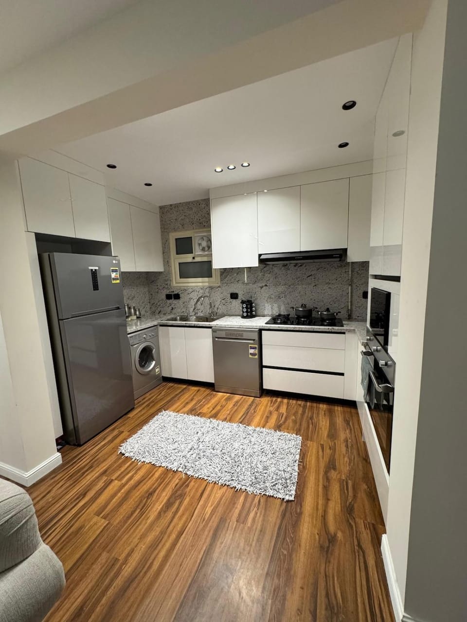 Kitchen or kitchenette, dishwasher, minibar, oven, stove