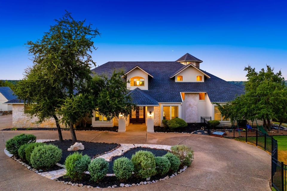 Poolside Retreat - Fire Pit Hot Tub & Sleeps 14 House in Lake Austin