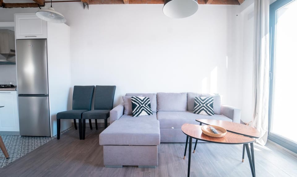 Kitchen or kitchenette, Living room, Seating area, Dining area