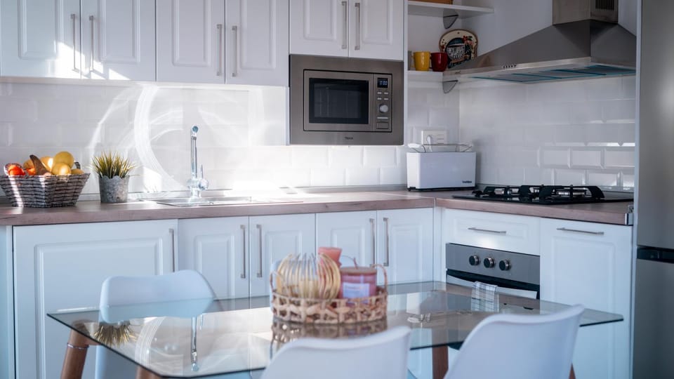 Coffee/tea facilities, Kitchen or kitchenette, Dining area, dishwasher, minibar, oven, stove, toaster