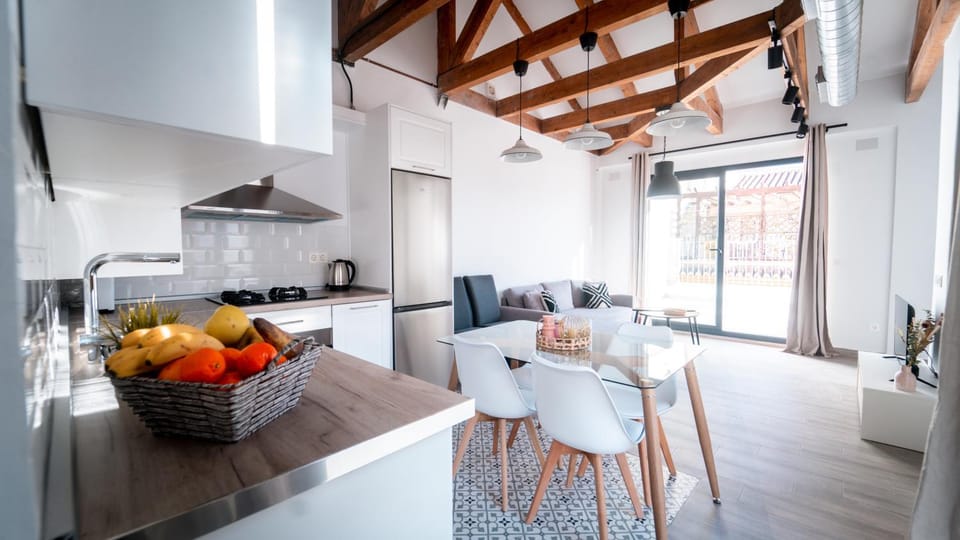 Kitchen or kitchenette, Living room, Food and drinks, Seating area, Dining area, Food, minibar, stove