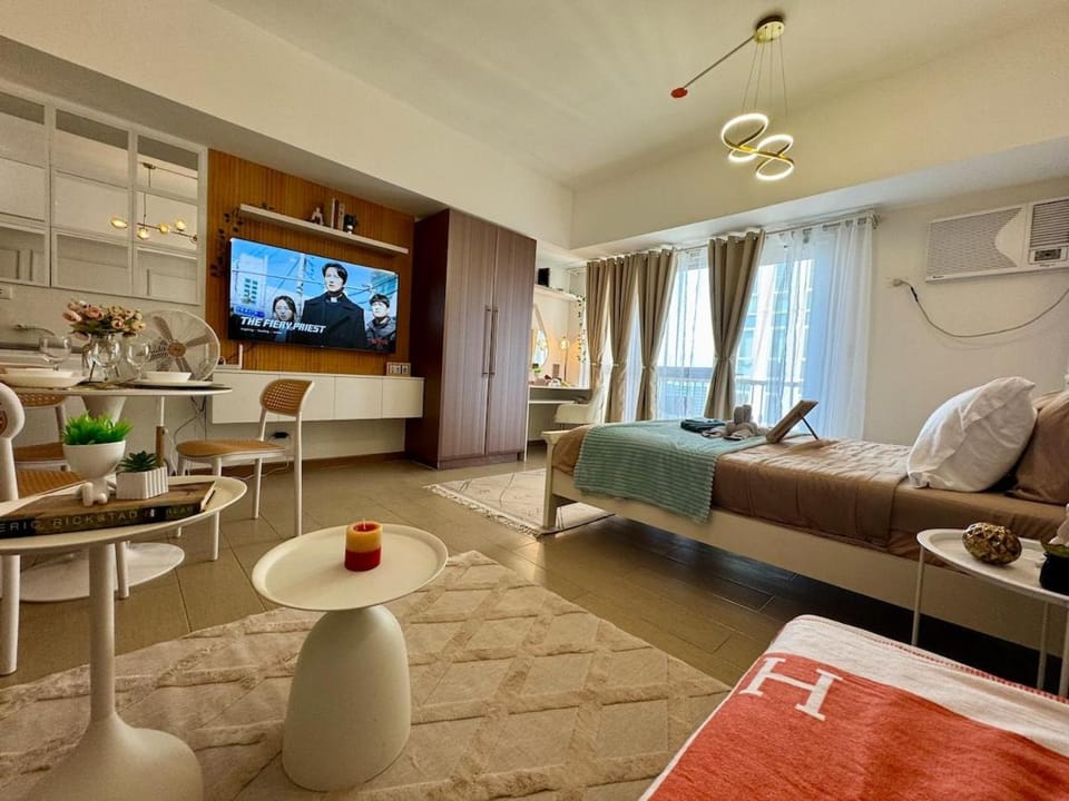 Chic Staycation with Balcony,few step in venice mall Apartment in Makati