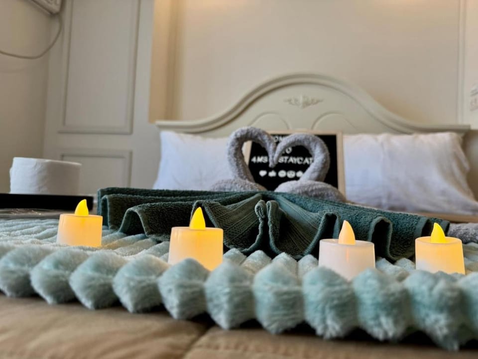 Chic Staycation with Balcony,few step in venice mall Apartment in Makati