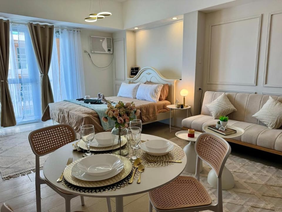 Chic Staycation with Balcony,few step in venice mall Apartment in Makati