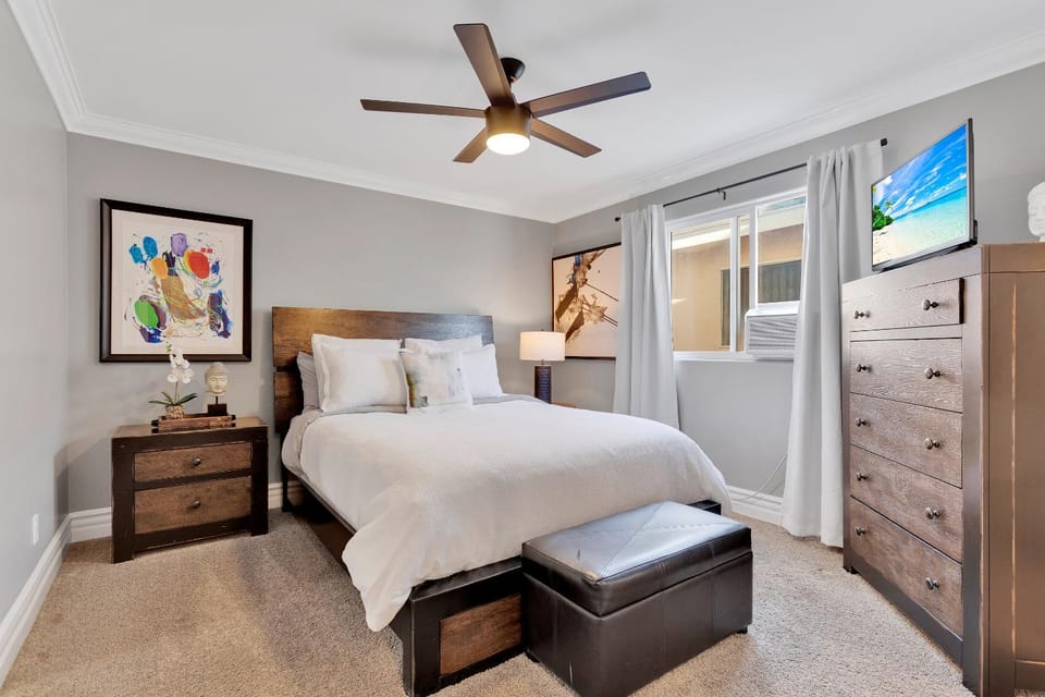 Bed, TV and multimedia, Bedroom