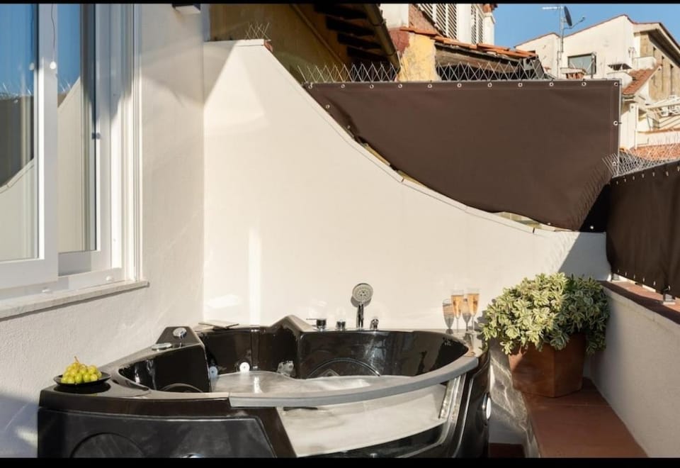 Florence Holiday Apartment Ponte Vecchio Glow Suite Jacuzzi Apartment in Florence