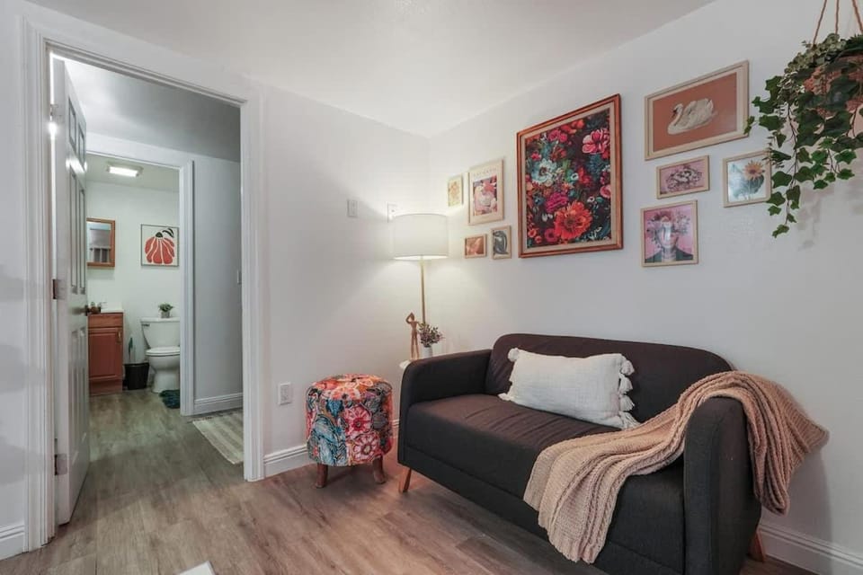 Homey Studio Near Downtown Sac and American River Apartment in Sacramento