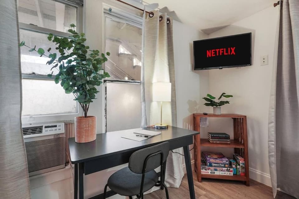 Homey Studio Near Downtown Sac and American River Apartment in Sacramento