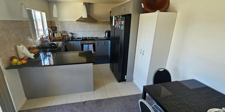 Coffee/tea facilities, Kitchen or kitchenette, stove