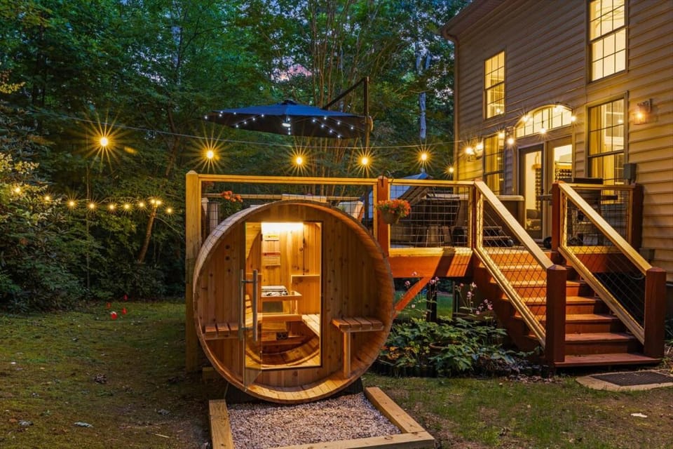 Luxury Escape! Golf Sim, Sauna, Hot Tub & Game Room Bliss House in Fairview