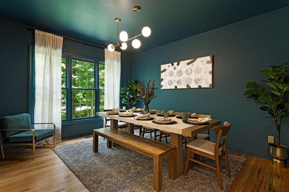 Luxury Escape! Golf Sim, Sauna, Hot Tub & Game Room Bliss House in Fairview
