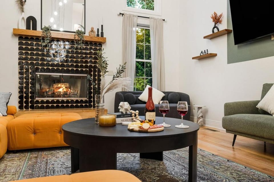 Luxury Escape! Golf Sim, Sauna, Hot Tub & Game Room Bliss House in Fairview
