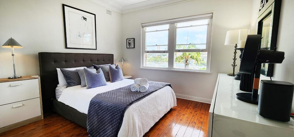 Bed, Natural landscape, TV and multimedia, Photo of the whole room, Bedroom