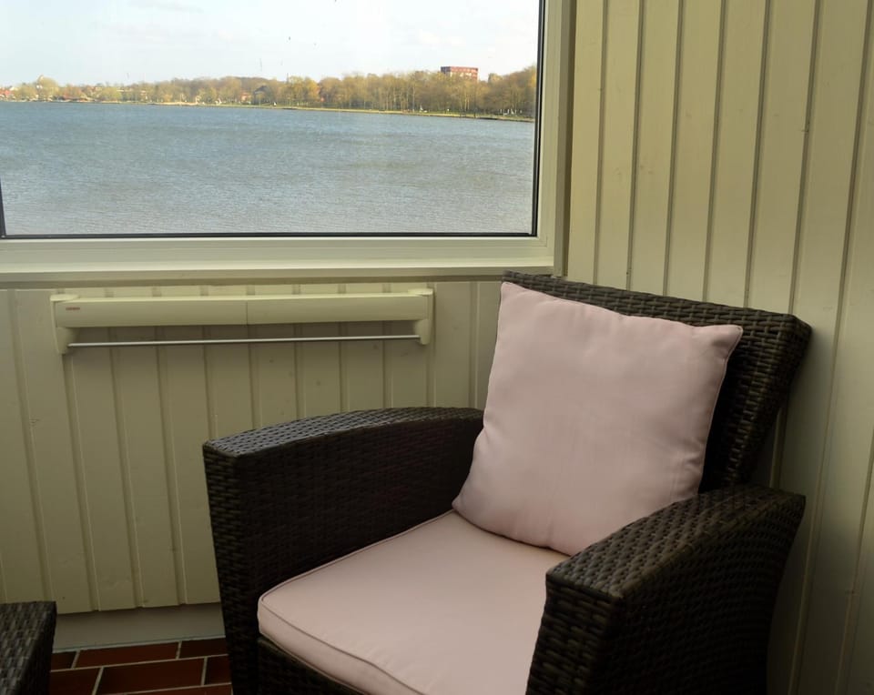 Natural landscape, Balcony/Terrace, Seating area, Lake view