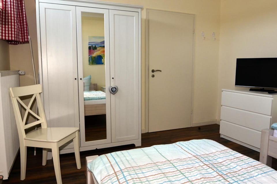 Bed, TV and multimedia, Photo of the whole room, Bedroom, wardrobe